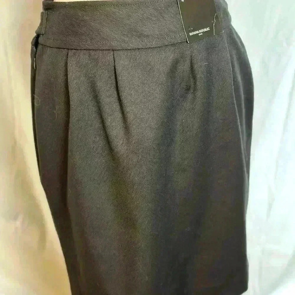 Banana Republic Lined Skirt with Gold accent Buttons (Size 4) - Picture 12 of 15